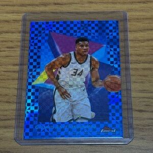 Topps Blue Holographic Giannis Antetokounmpo Basketball Card